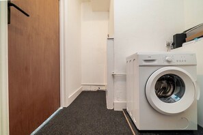 Interior - 1 Bed Flat Wanstead E11 2PF | Save 10% LongStay | Contractors | Wi-Fi | Sleeps4 | Parking (Greater London)