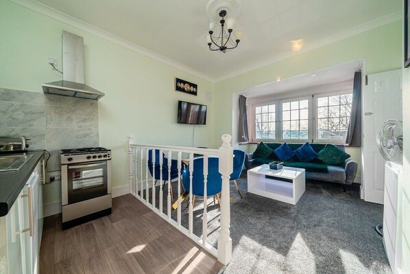 Interior - 1 Bed Flat Wanstead E11 2PF | Save 10% LongStay | Contractors | Wi-Fi | Sleeps4 | Parking (Greater London)