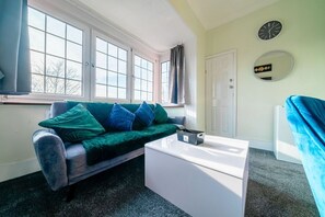 TV - 1 Bed Flat Wanstead E11 2PF | Save 10% LongStay | Contractors | Wi-Fi | Sleeps4 | Parking (Greater London)