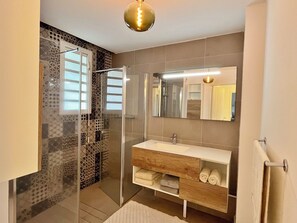 Dusche, Haartrockner, Handtücher, Seife