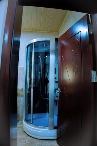 ROYAL CROWN HOTEL 
