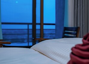 Habitación familiar doble, balcón, vistas a la ciudad | Servicio de la habitación