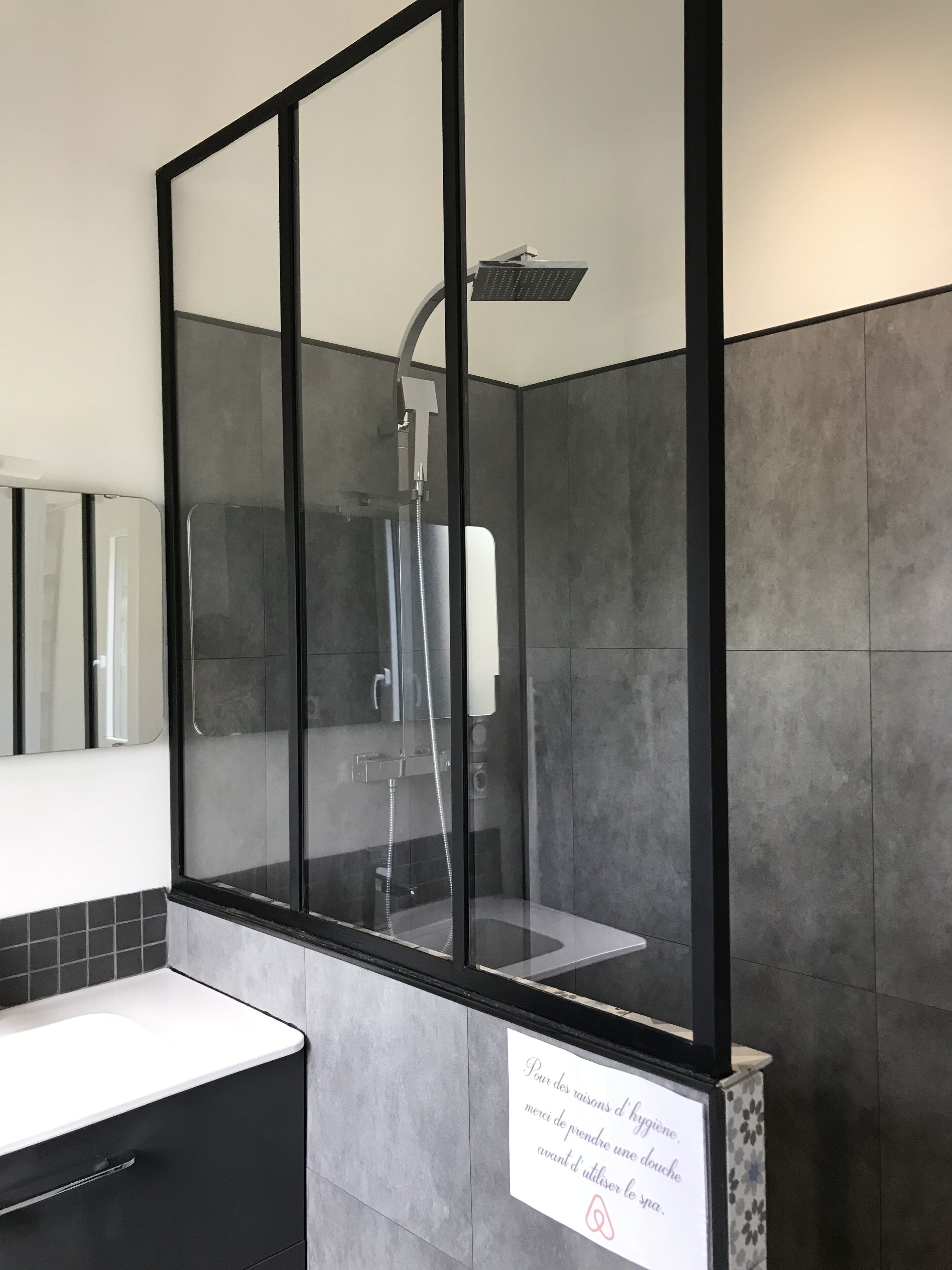 Sèche-cheveux, serviettes fournies, papier toilette