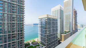 A high-rise building with multiple balconies overlooking a body of water. - Marina Vista Residences - Dubai Marina (Dubai)