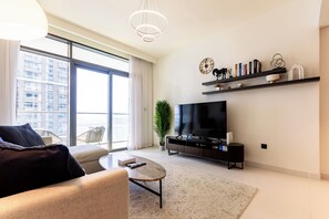 Departamento Deluxe, balcón, vista al mar | Área de sala de estar | Smart TV de 55 pulgadas con canales digitales 