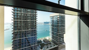 A high-rise building with multiple balconies overlooking a marina and a body of water. - Marina Vista Residences - Dubai Marina (Dubai)