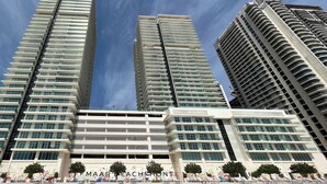 A modern high-rise building with multiple balconies and a clear sky. - Marina Vista Residences - Dubai Marina (Dubai)