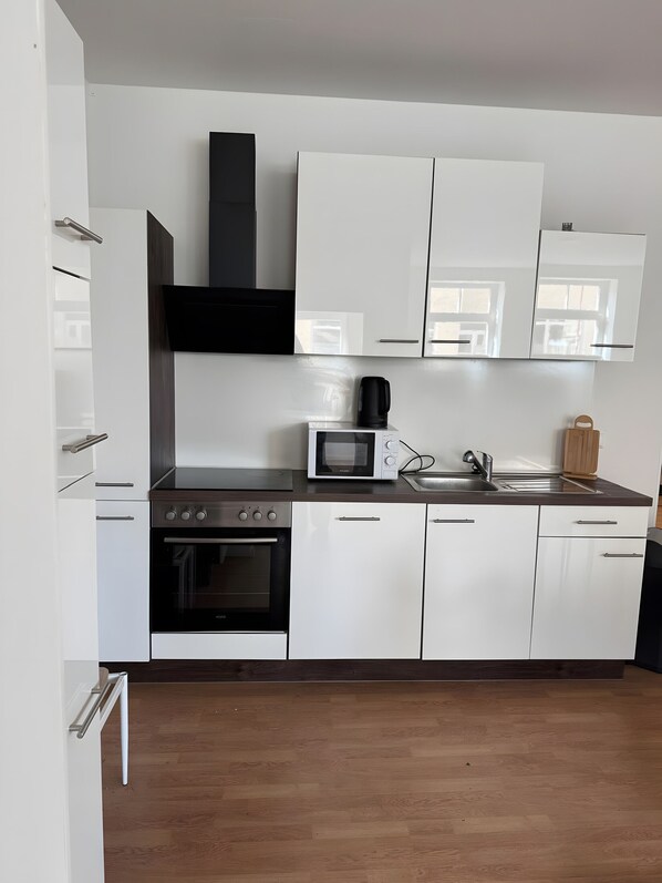 Réfrigérateur, four à micro-ondes, lave-vaisselle, cafetiÚre-théiÚre