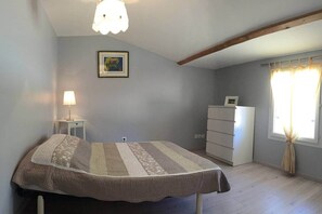 2 bedrooms, iron/ironing board, WiFi