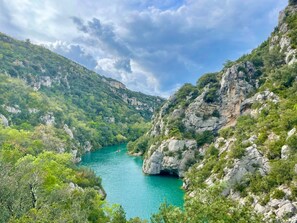 A mountainous landscape with a turquoise river, rocky cliffs, and dense greenery. - Chez Georges - House 2 - Lakes and Gorges du Verdon (Esparron-de-Verdon)