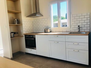 Réfrigérateur, micro-ondes, four, plaque de cuisson