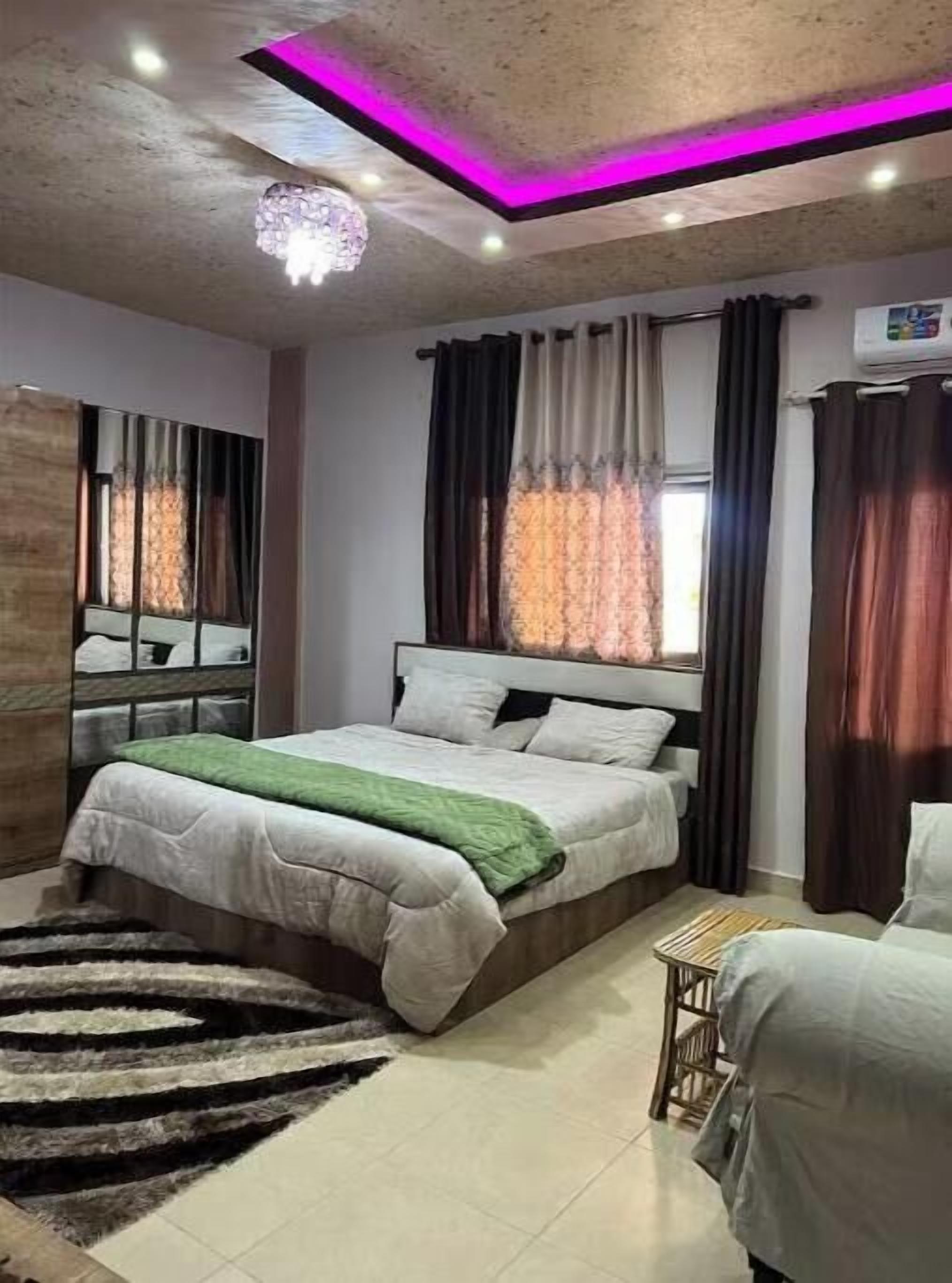 2 quartos, ferros/tábuas de passar roupa, acesso à internet