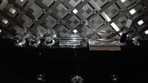 A kitchen with a checkered backsplash, stainless steel appliances, and a reflective countertop. - Head in the clouds - Chez Anastasia (Charleroi)
