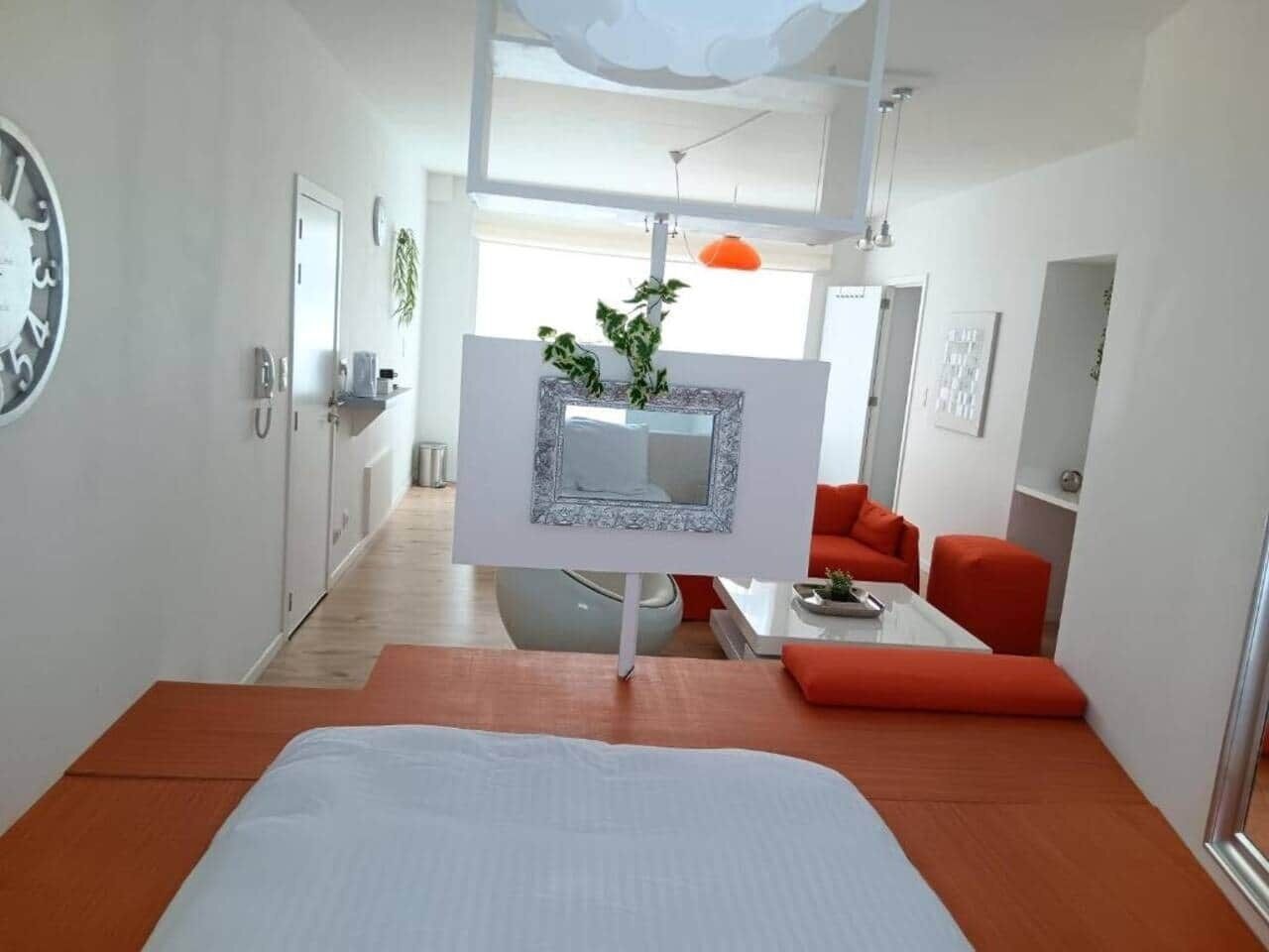 Een strijkplank/strijkijzer, wifi, beddengoed