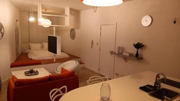 Een strijkplank/strijkijzer, wifi, beddengoed