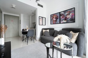 Smart TV - KeyRock - Modern 1BR in Zada with Pool & View (Dubai)