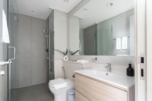 Shower, hair dryer, bidet, towels - KeyRock - Modern 1BR in Zada with Pool & View (Dubai)
