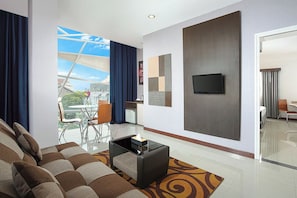 Junior suite | Een kluis op de kamer, een bureau, een laptopwerkplek