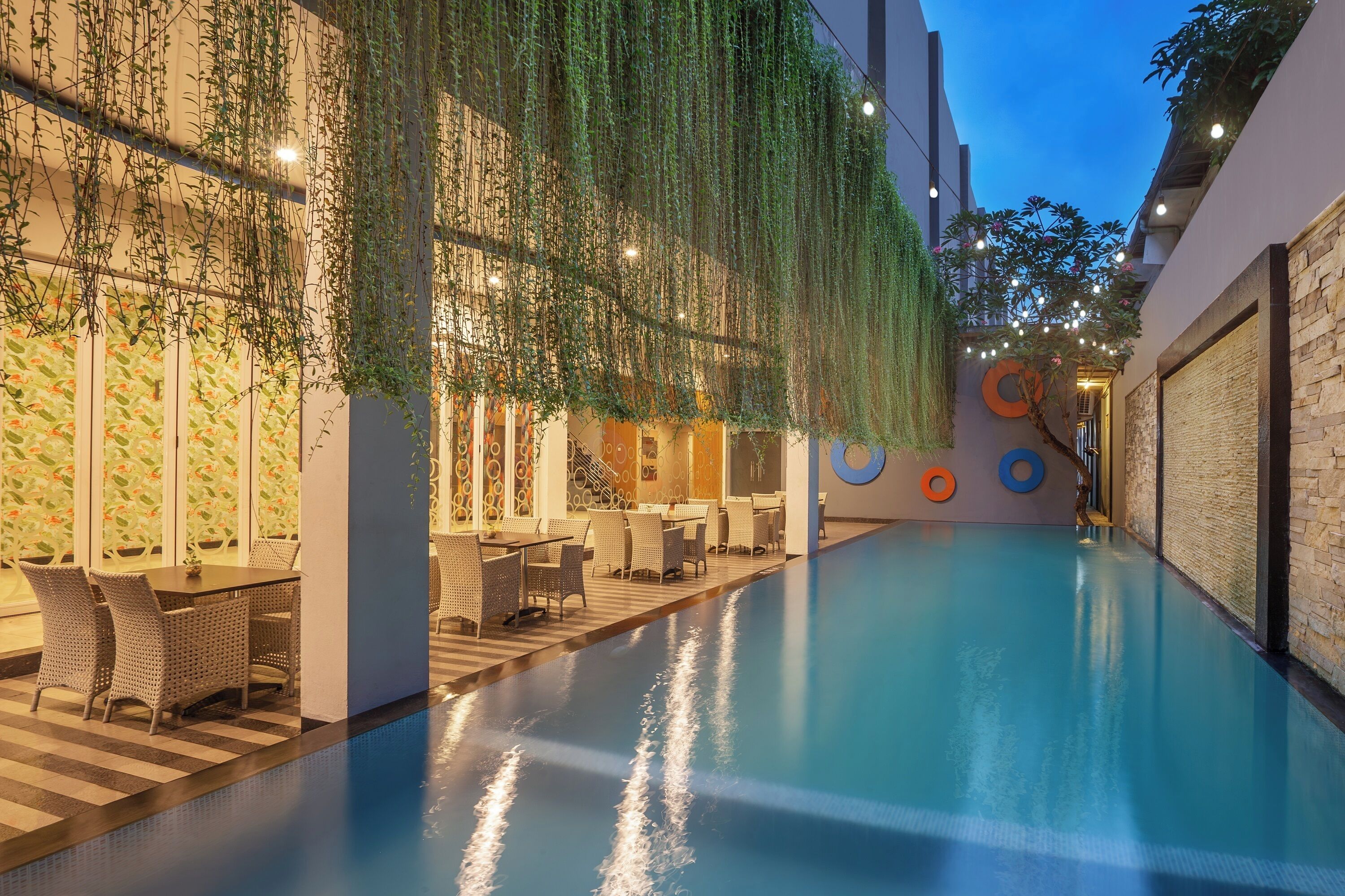 Una piscina al aire libre