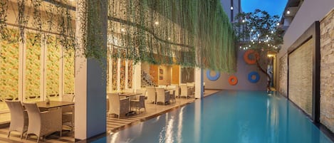 Una piscina al aire libre