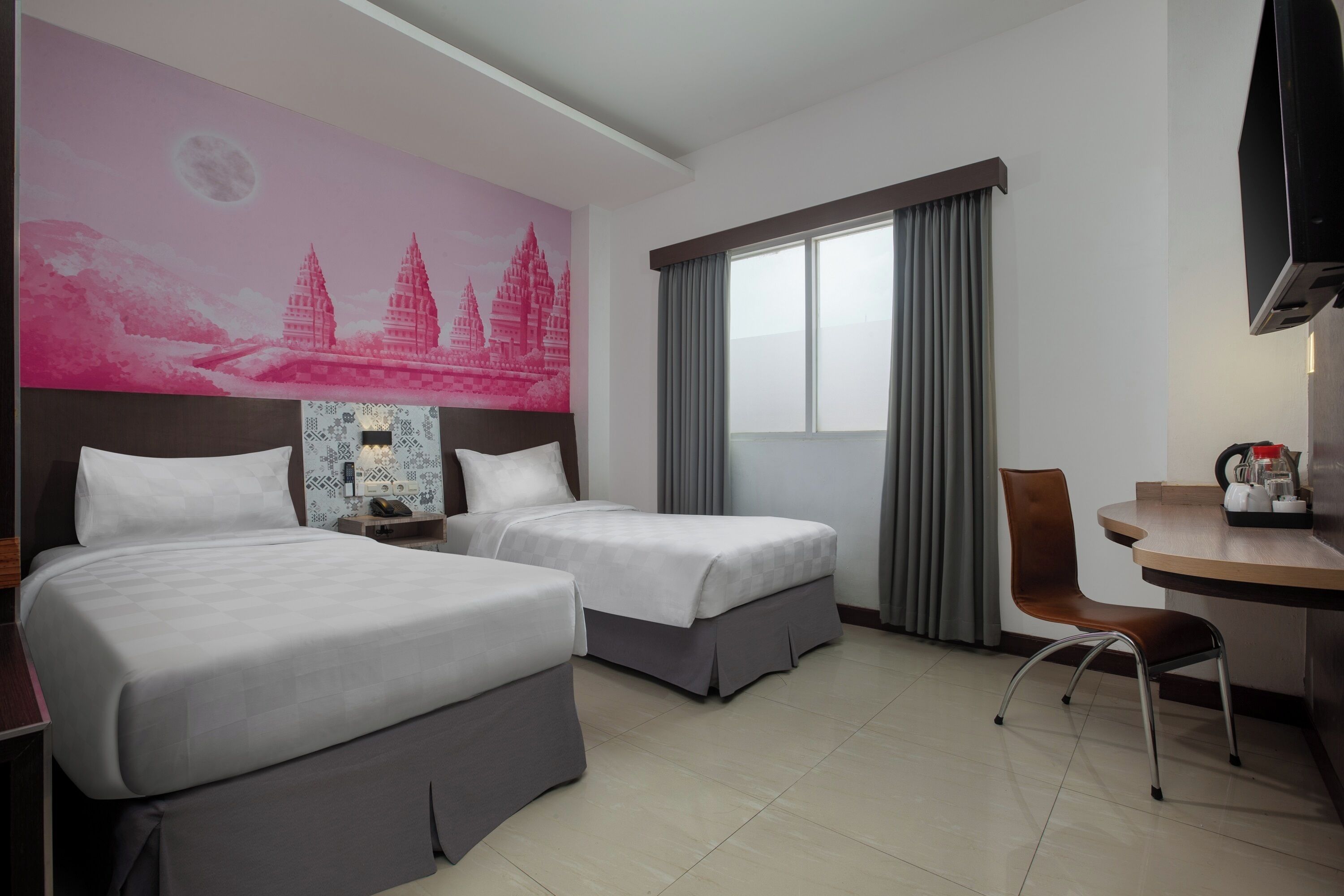 Deluxe Twin kamer | Een kluis op de kamer, een bureau, een laptopwerkplek