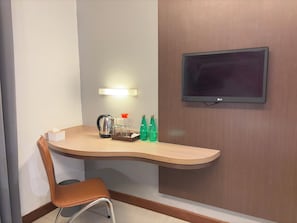 Cofres nos quartos, escrivaninha, espaço de trabalho para notebook