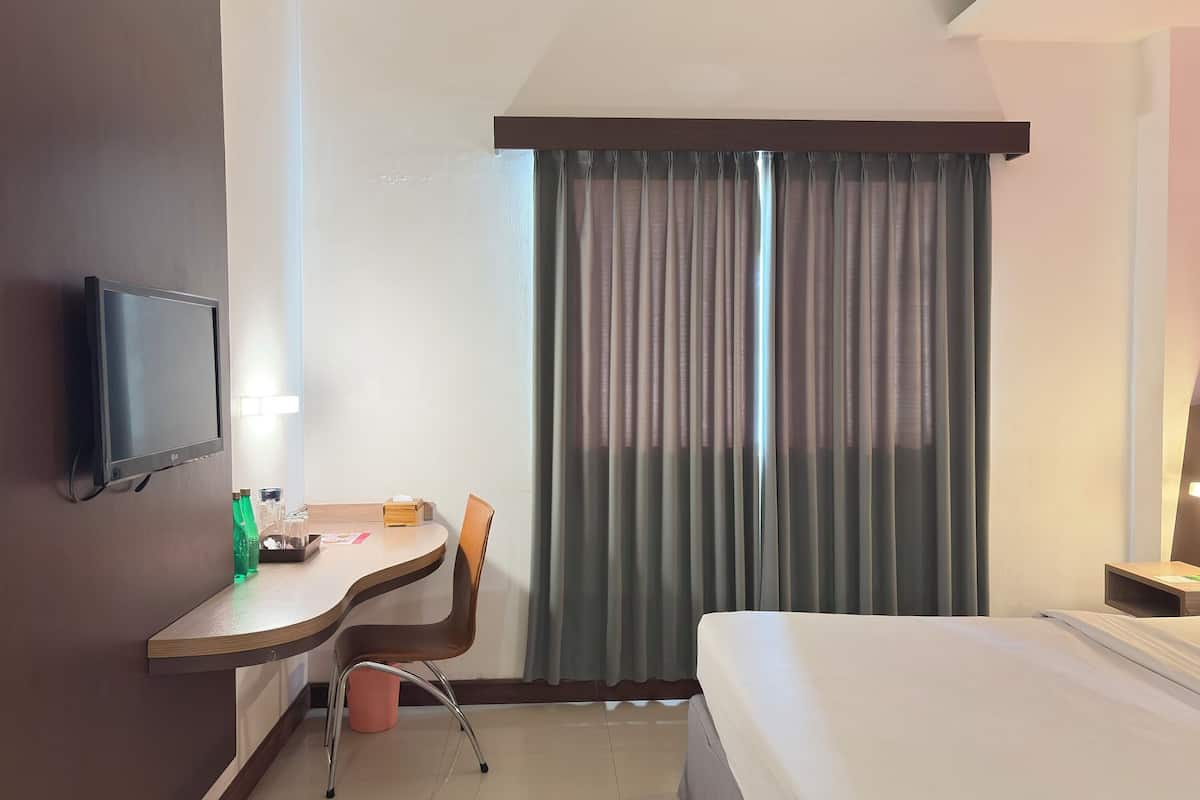 Quarto casal superior, vista para a cidade | Cofres nos quartos, escrivaninha, espaço de trabalho para notebook