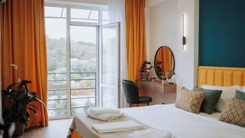 1 habitación, escritorio, tabla de planchar con plancha y cuna de viaje