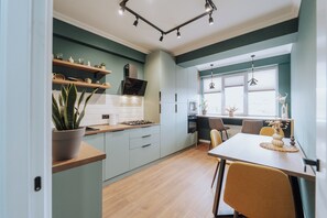 Réfrigérateur, micro-ondes, four, plaque de cuisson