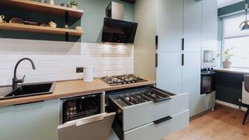 Réfrigérateur, micro-ondes, four, plaque de cuisson