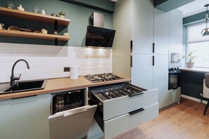 Een koelkast, een microgolfoven, een oven, een kookplaat