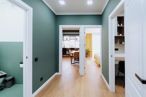 1 habitación, escritorio, tabla de planchar con plancha y cuna de viaje 