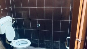 Standaard tweepersoonskamer, uitzicht op tuin | Badkamer