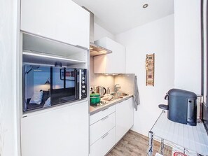 Kjøleskap og kjøkkenutstyr