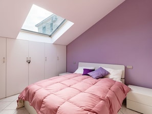 2 bedrooms, travel cot, free WiFi