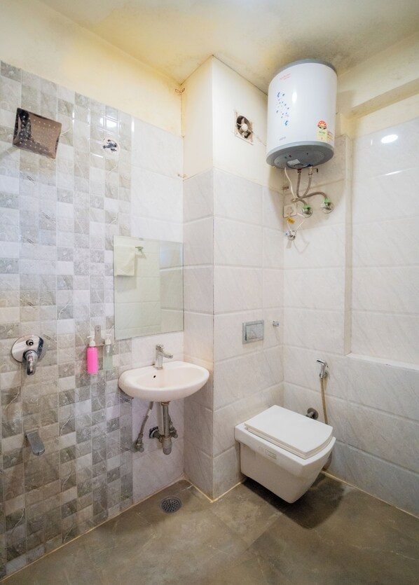 Shower, towels, soap, shampoo - HOTEL GRAND CAPITOL (Jaipur)