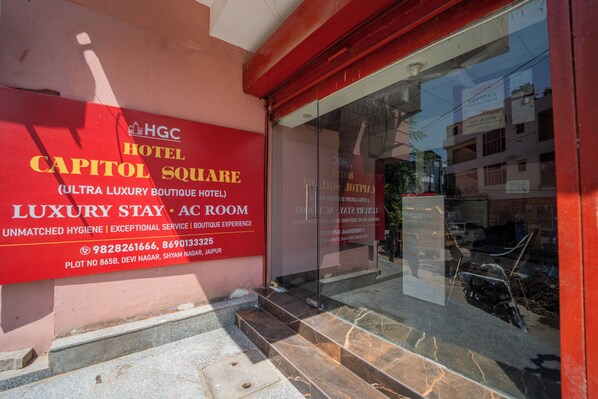 Vista frontal de la propiedad