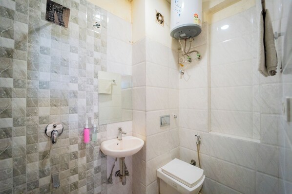 Douche, articles de toilette gratuits, bidet, serviettes fournies