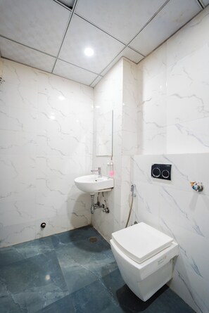 Chambre Standard | Salle de bain | Douche, articles de toilette (gratuits), bidet, serviettes fournies