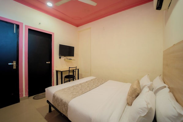 Deluxe Double Room, Balcony - HOTEL CAPITOL SQUARE (Jaipur)