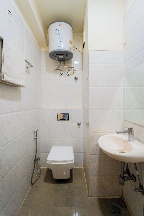 Deluxe Room | Bathroom | Shower, free toiletries, bidet, towels - HOTEL CAPITOL SQUARE (Jaipur)