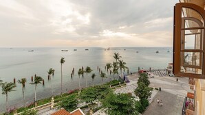 A coastal view with a promenade lined with palm trees and a view of the sea. - Lucie Cozy Home - Sunset Town Phu Quoc (Phu Quoc)