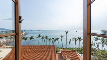 Escritorio, espacio para trabajar con laptop y wifi gratis