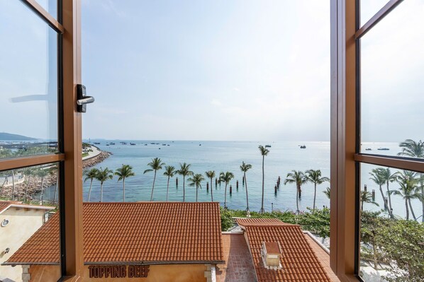 Escritorio, espacio para trabajar con laptop y wifi gratis 