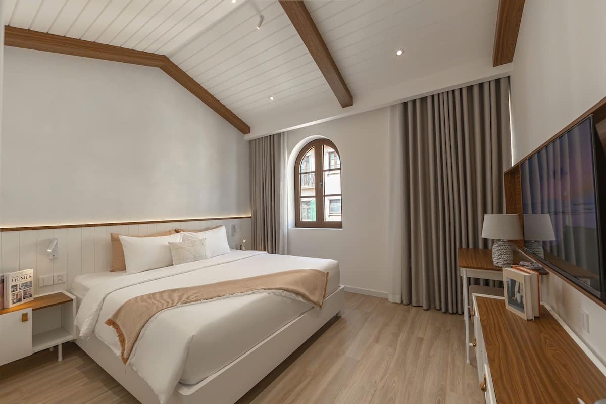 Escritorio, espacio para trabajar con laptop y wifi gratis