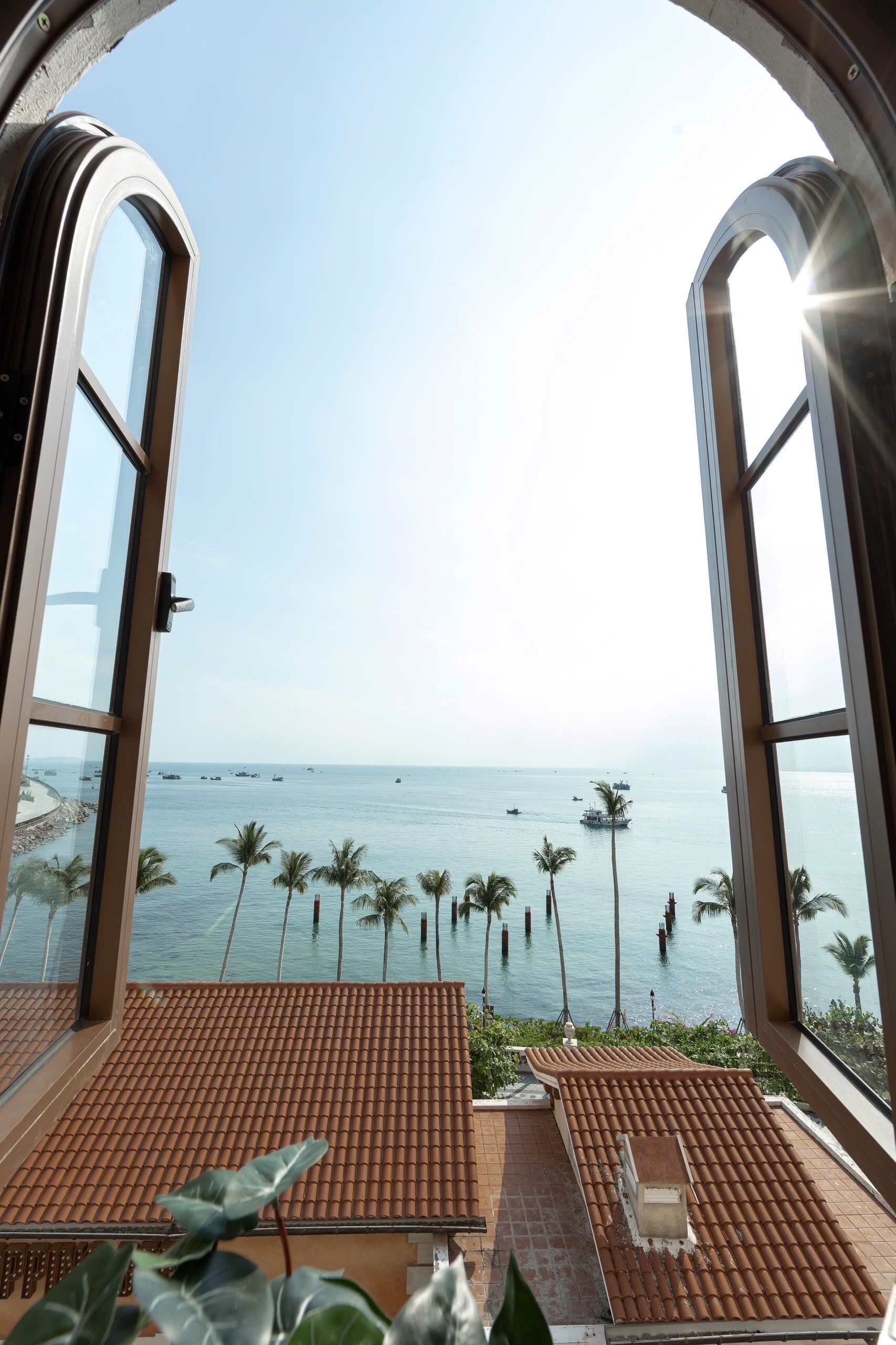 Desk, laptop workspace, free WiFi