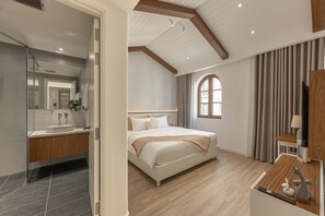 Escritorio, espacio para trabajar con laptop y wifi gratis 