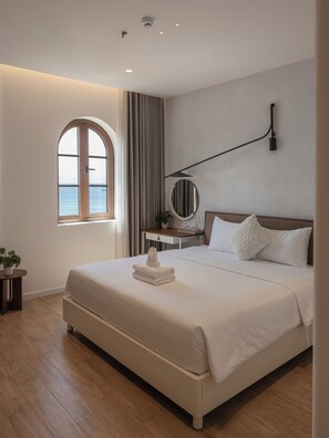 Deluxe dubbelrum - havsutsikt | Skrivbord, arbetsyta för laptop och gratis wi-fi