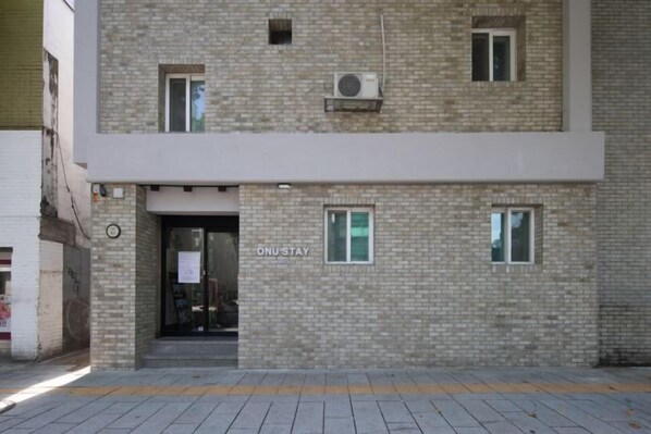 A building with a sign reading 'ONU-STAY' and a brick facade. - ONU STAY Ikseon (Seoul)