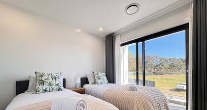 Blue Haven Retreat - Marsden Park Townhouse